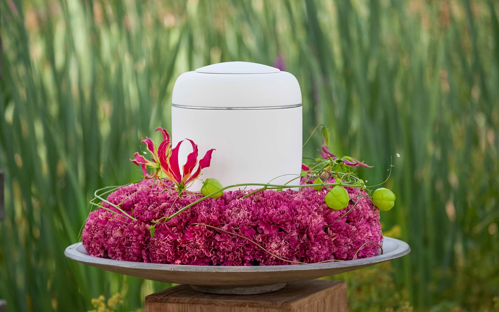 Cremeweiße Design-Urne mit weißem Ring, in pinkem Blumenkranz, glatt und matt